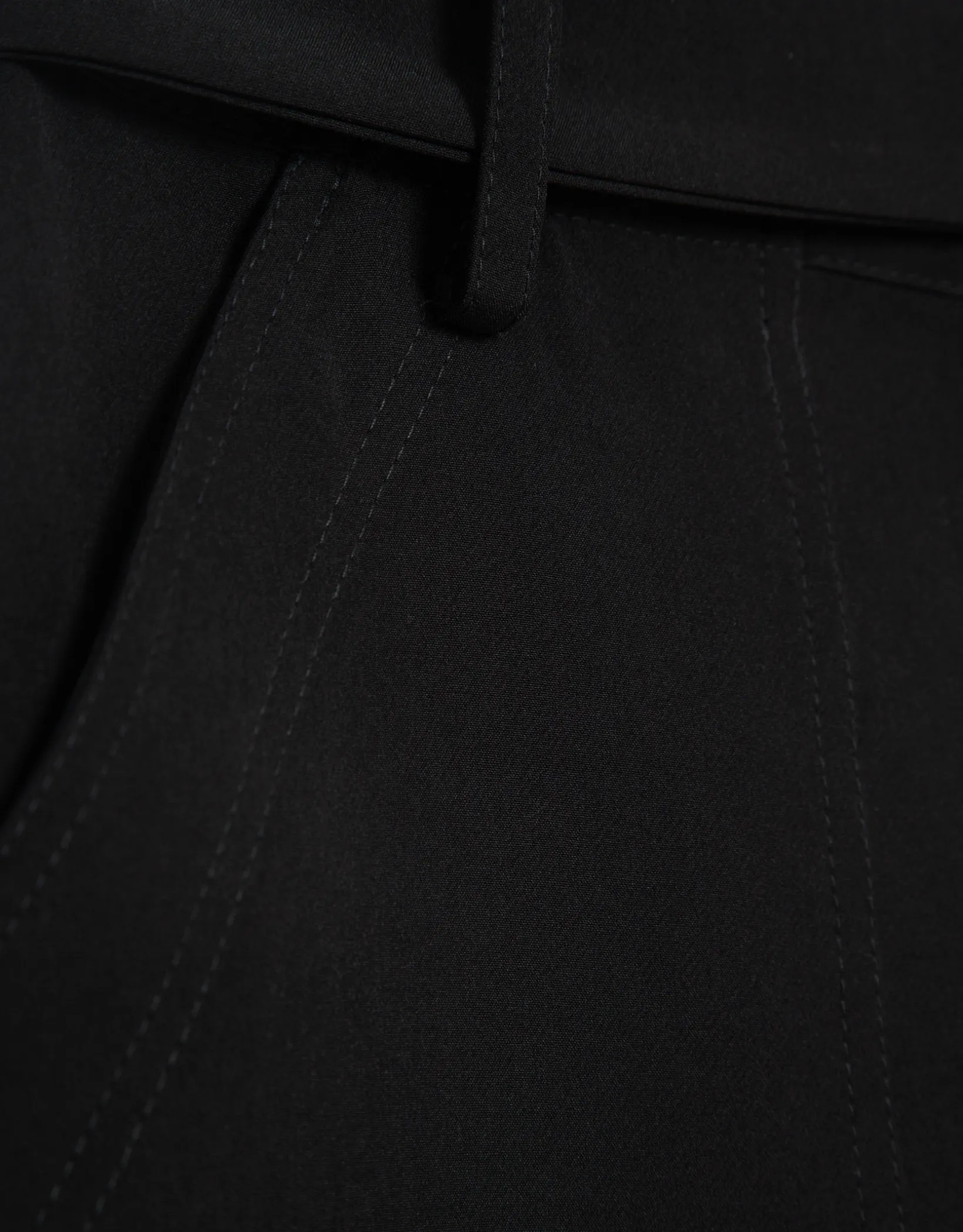 Pantalón ancho fluido twill negro con cinturón