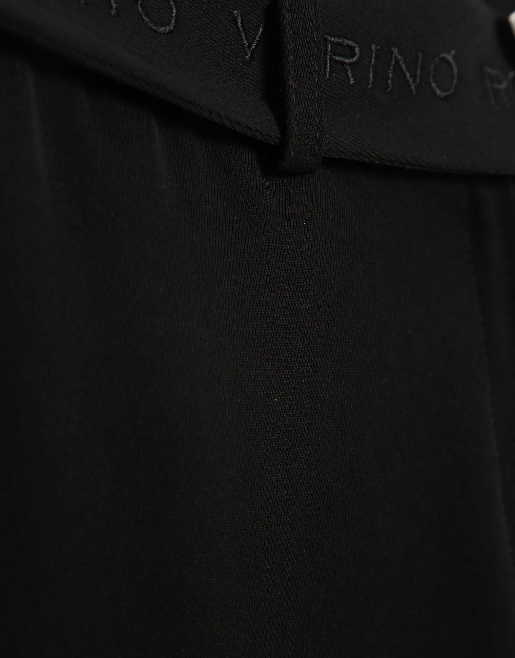 Pantalón ancho fluido twill negro con cinturón