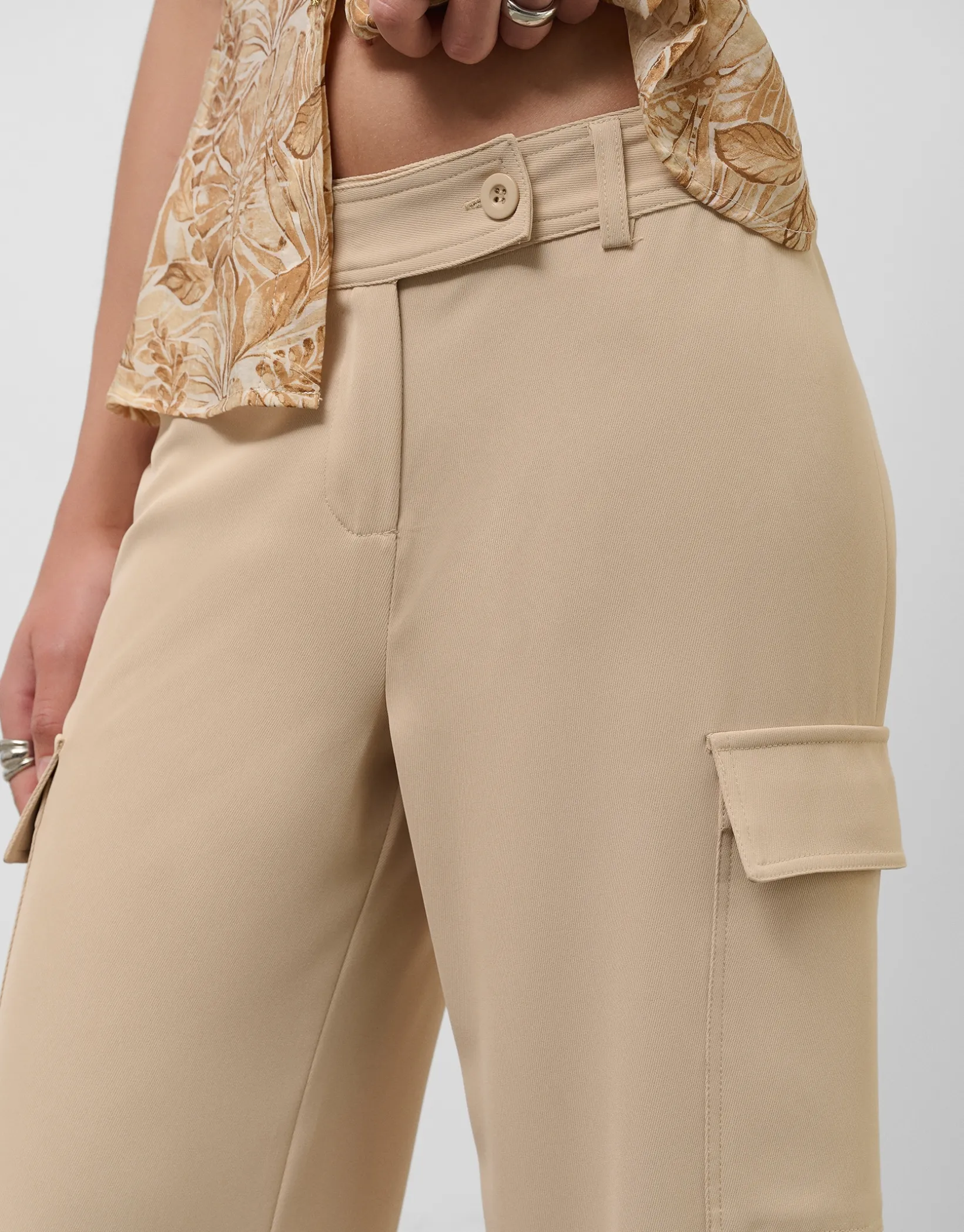 Pantalón cargo ancho twill beige