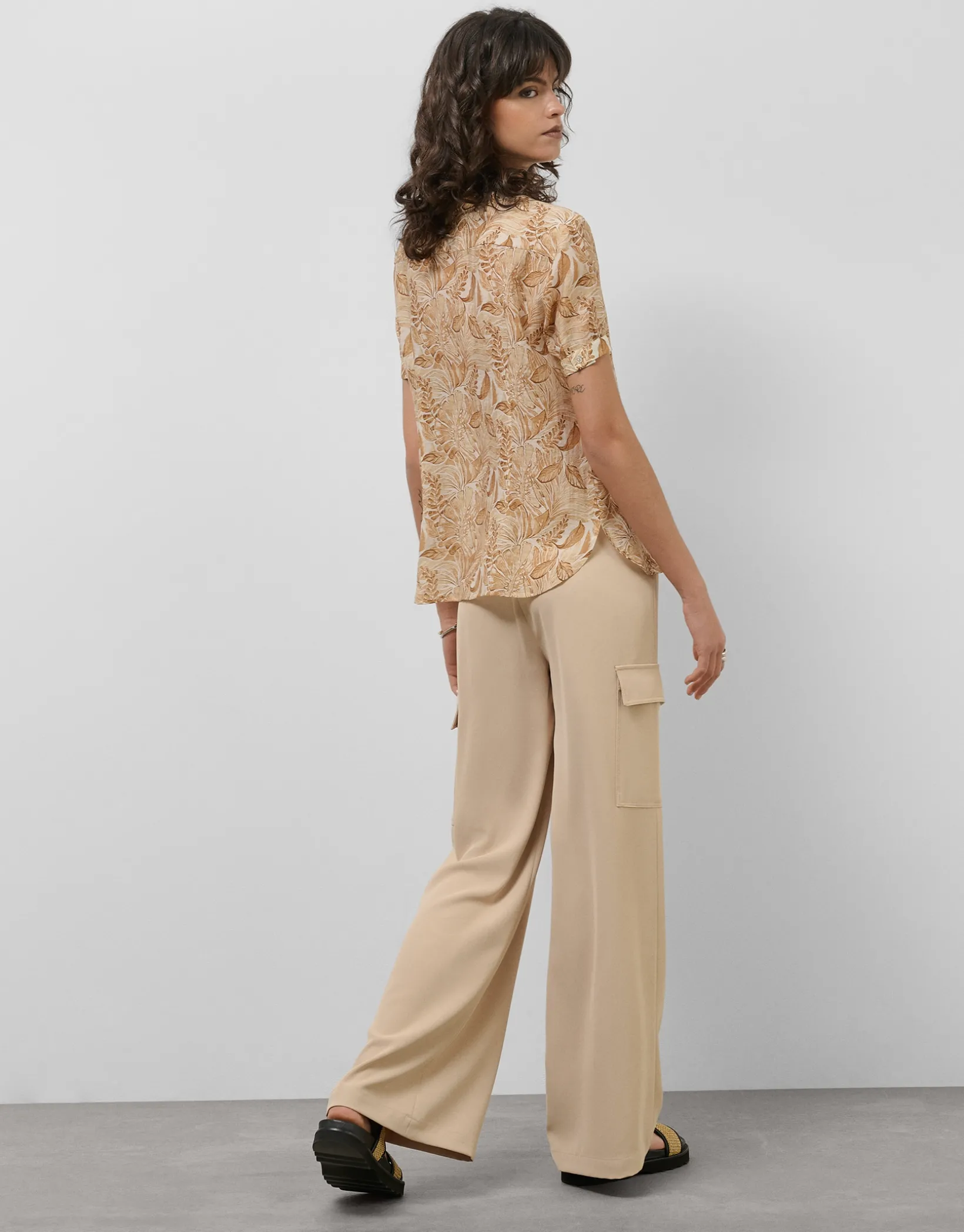 Pantalón cargo ancho twill beige