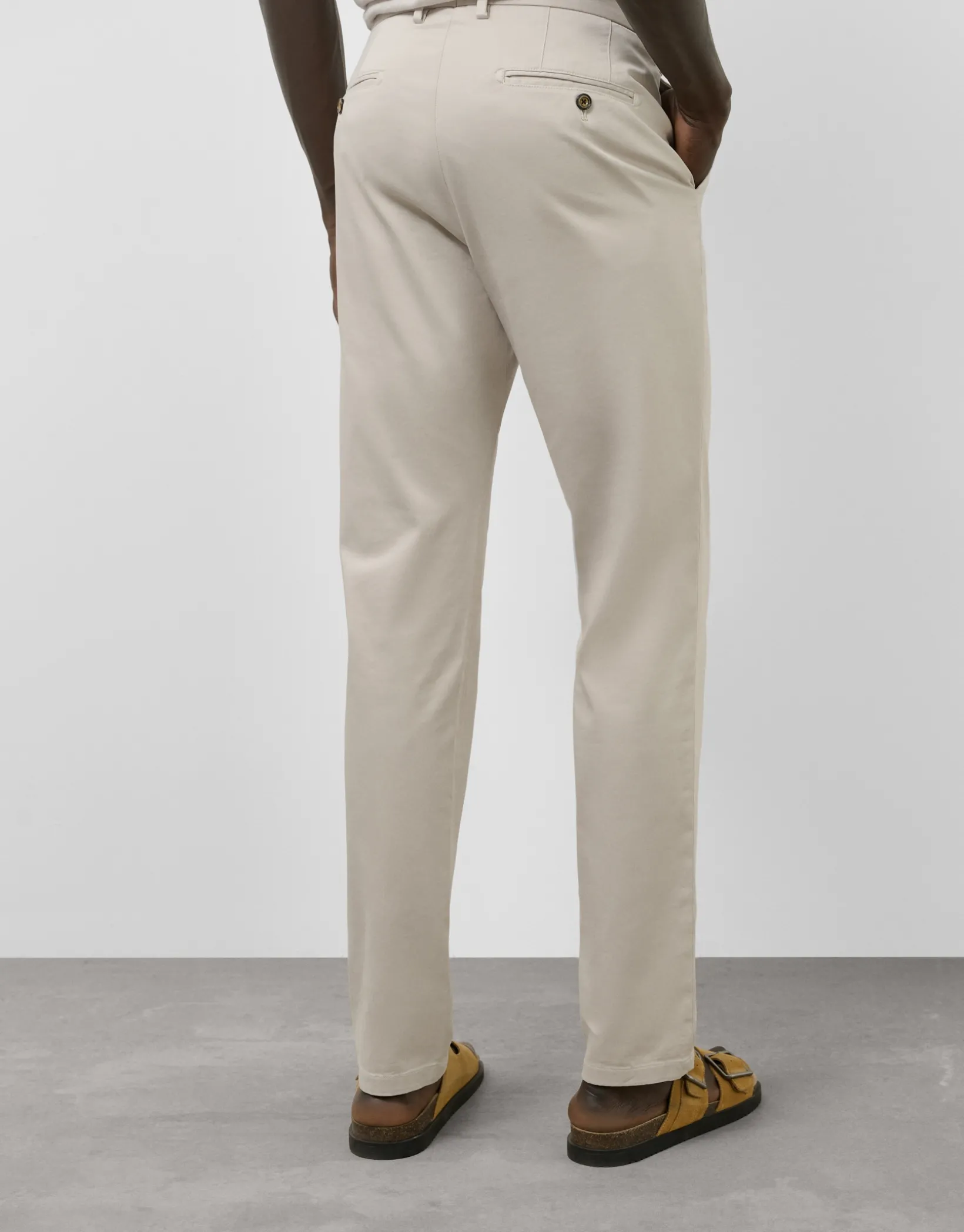 Pantalón chino regular algodón tintado beige