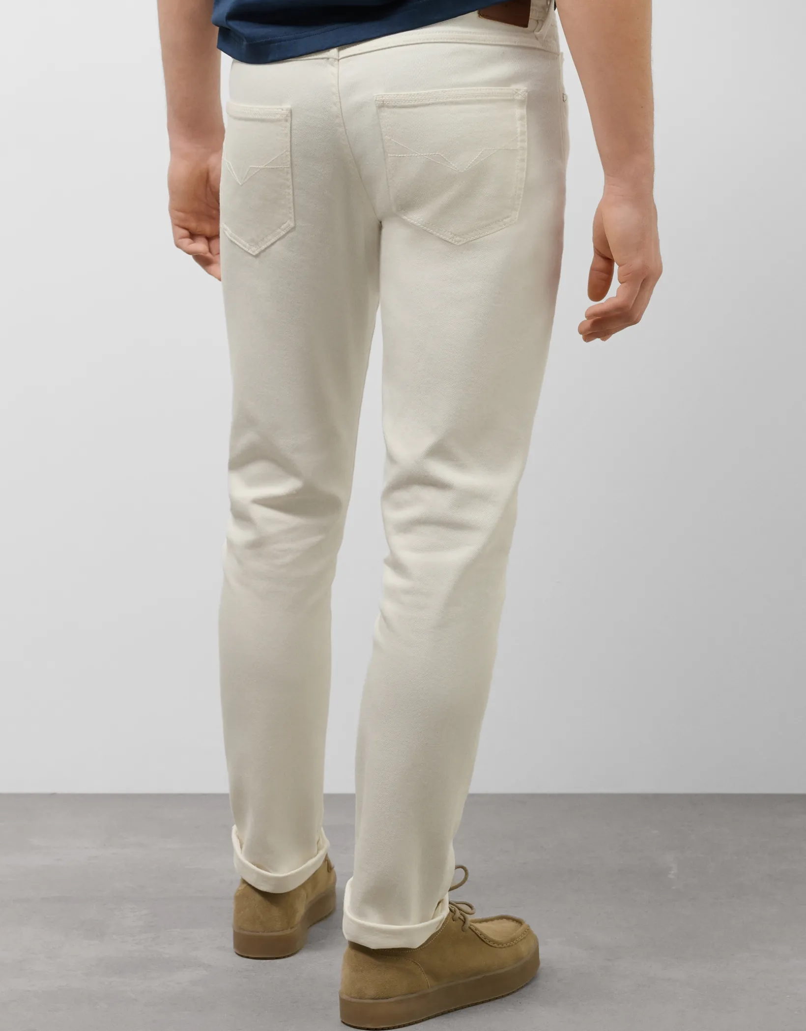 Pantalón cinco bolsillos sarga tintada crudo