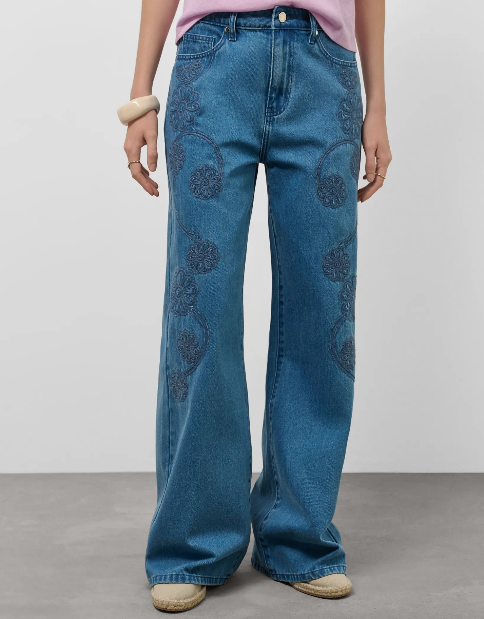 Pantalón vaquero ancho azul con bordados florales