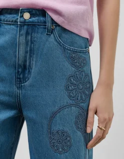 Pantalón vaquero ancho azul con bordados florales