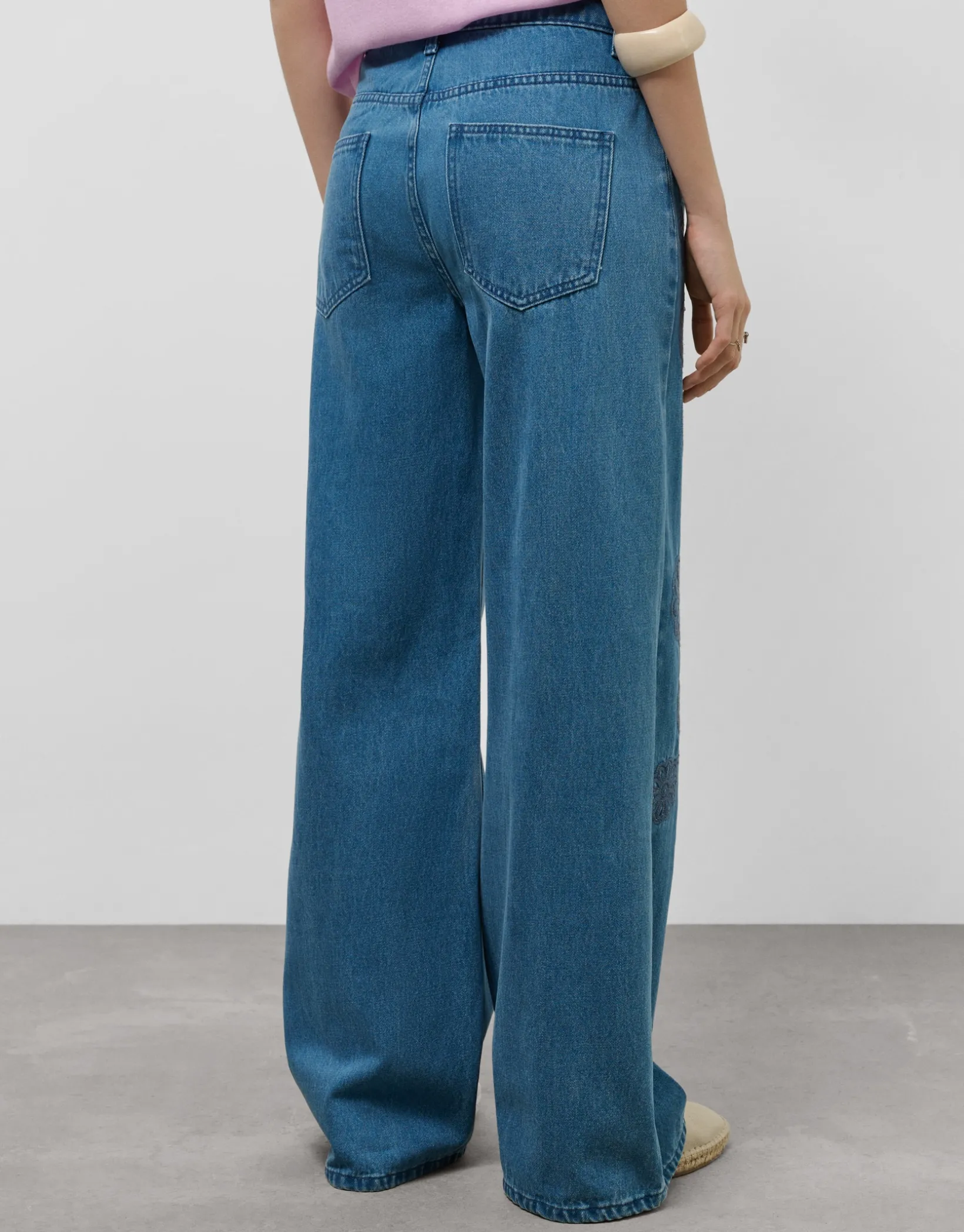 Pantalón vaquero ancho azul con bordados florales
