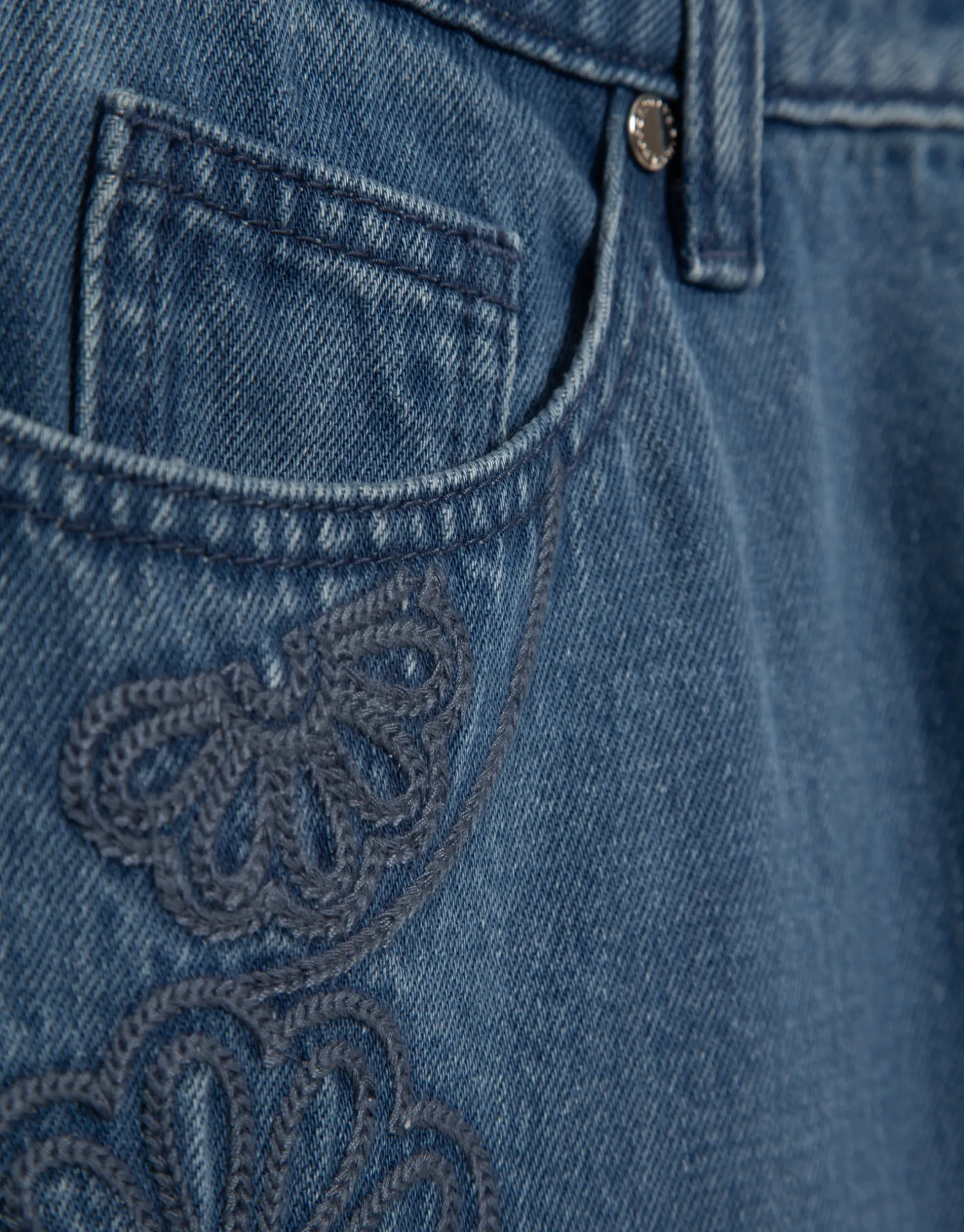 Pantalón vaquero ancho azul con bordados florales