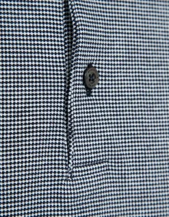 Polo jacquard geométrico marino y blanco