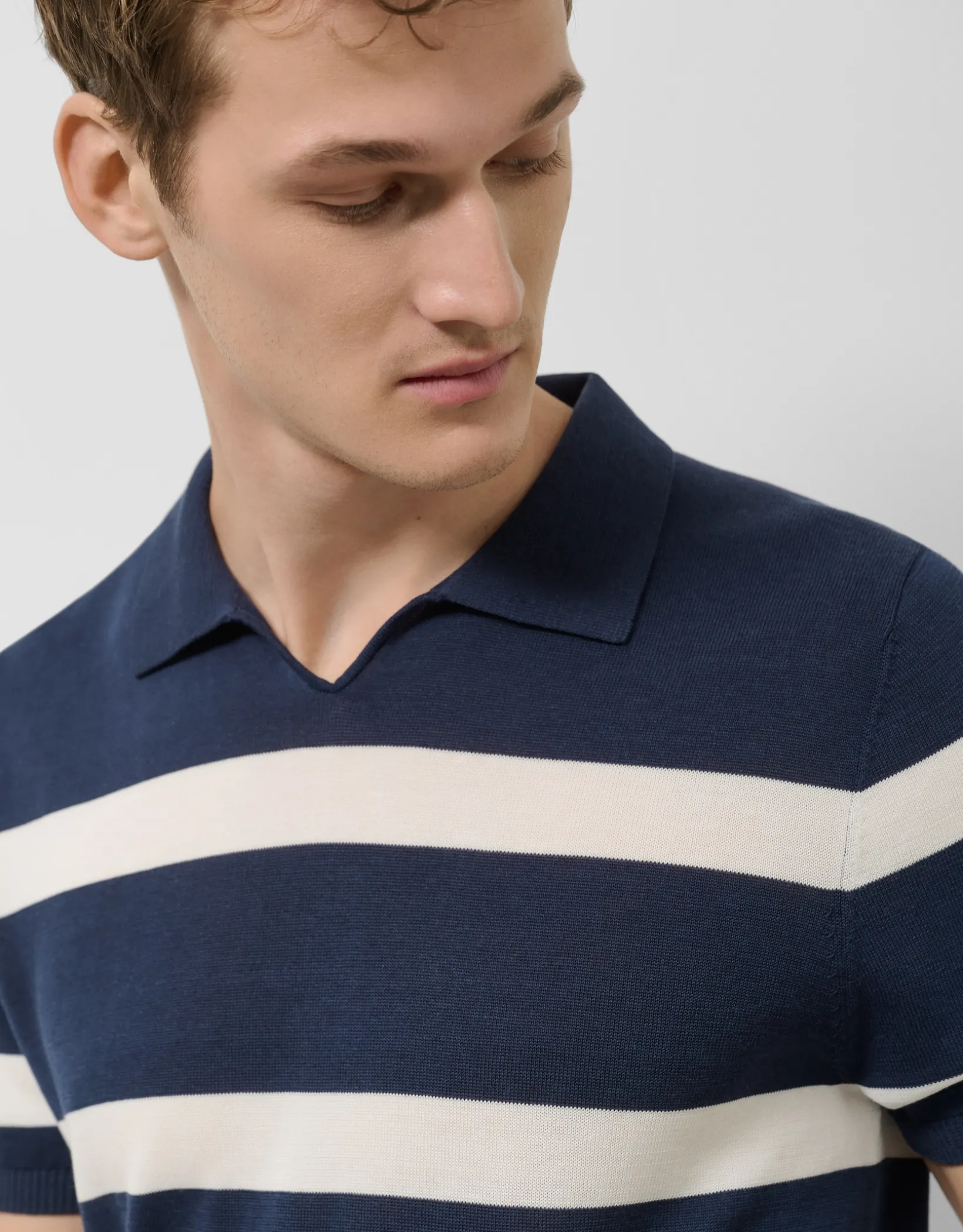 Polo tricotado rayas marino y blanco