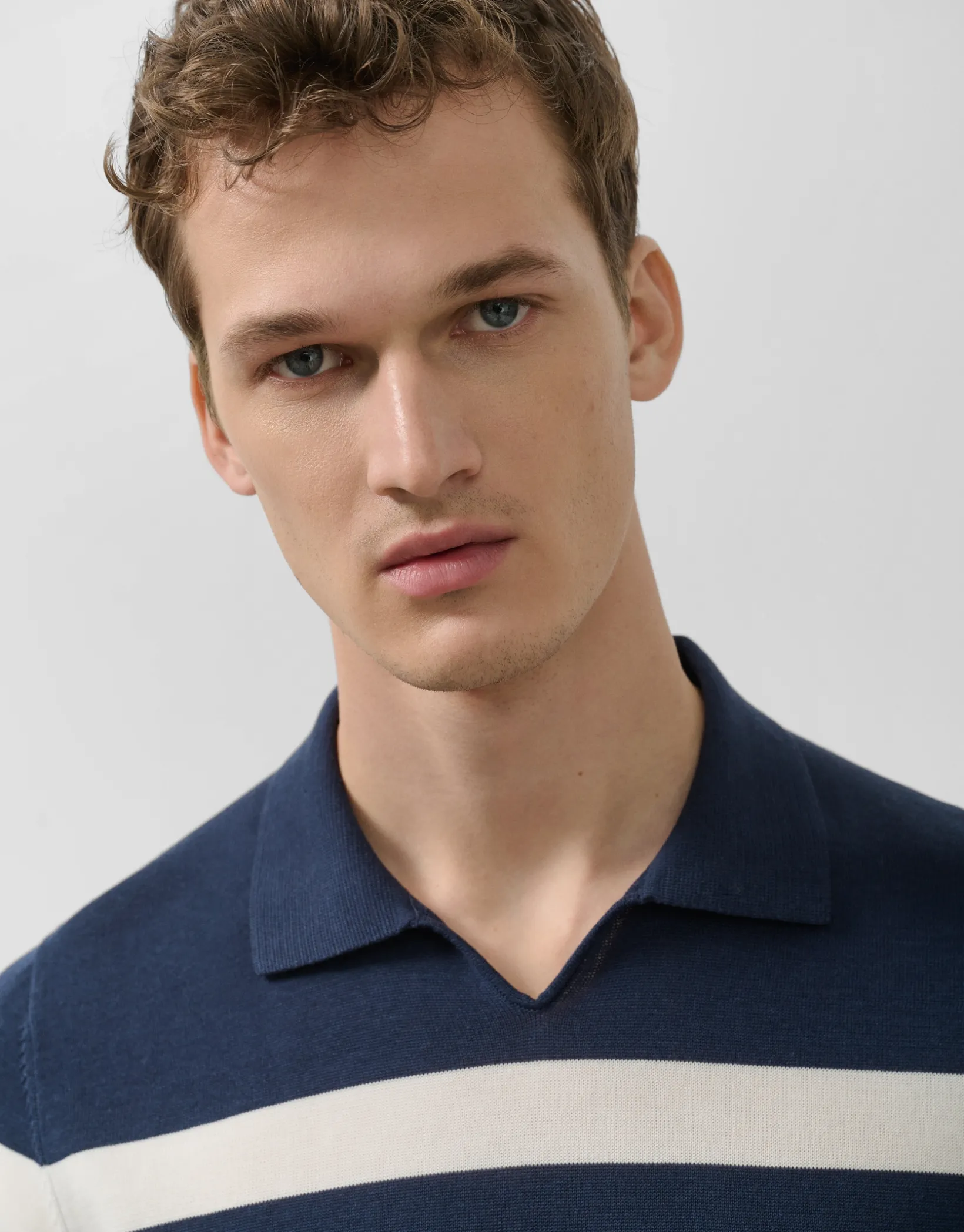 Polo tricotado rayas marino y blanco