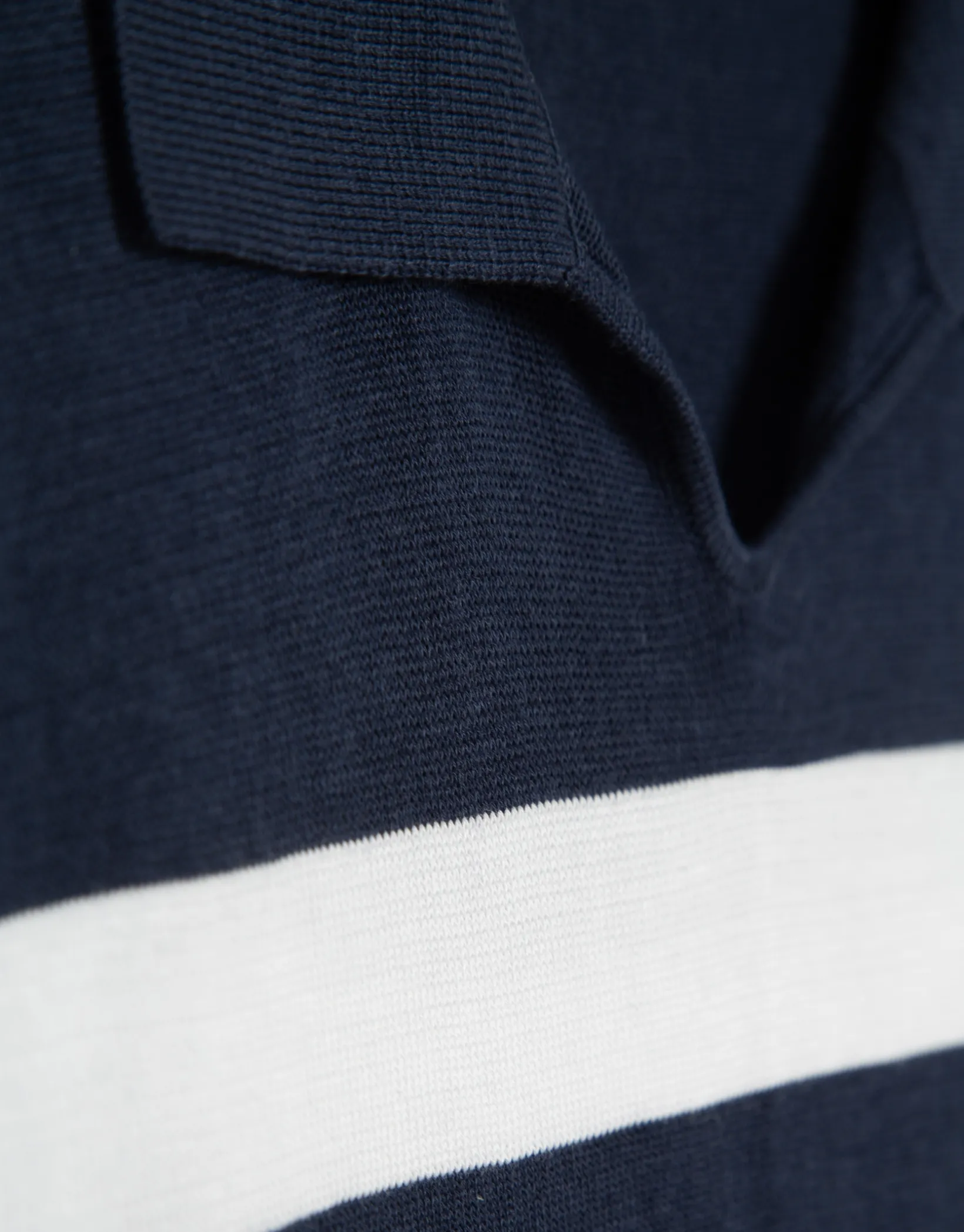 Polo tricotado rayas marino y blanco