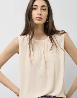 Top tejido fluido beige con bordado floral