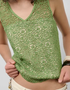 Top tirante ancho en guipur verde