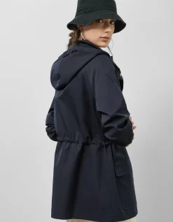 Trench con capucha y cintura ceñida azul marino