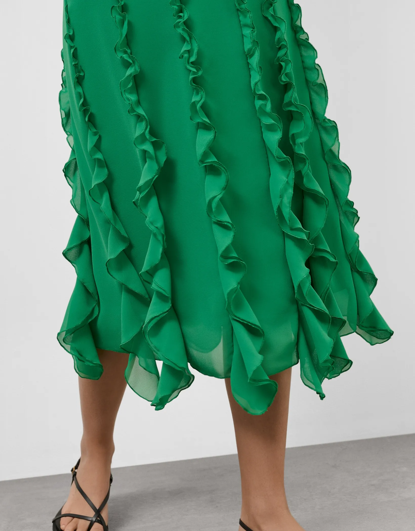 Vestido midi en crepe georgette verde con volantes verticales