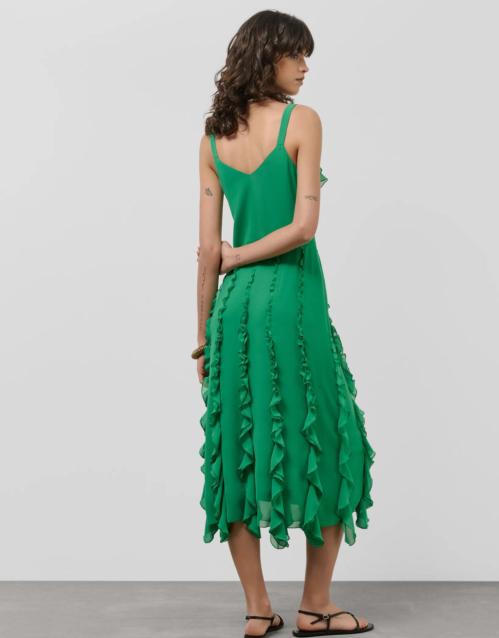 Vestido midi en crepe georgette verde con volantes verticales