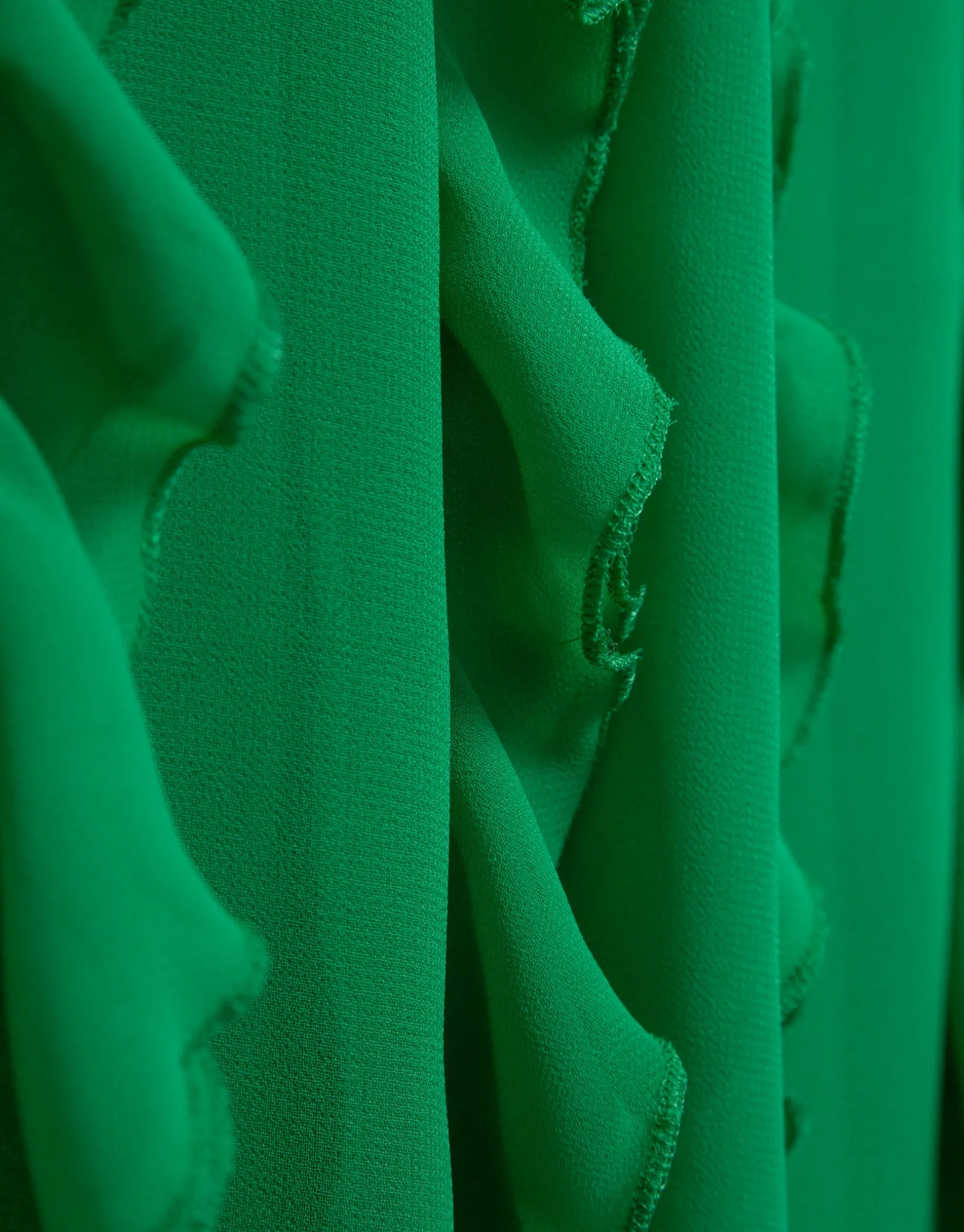 Vestido midi en crepe georgette verde con volantes verticales