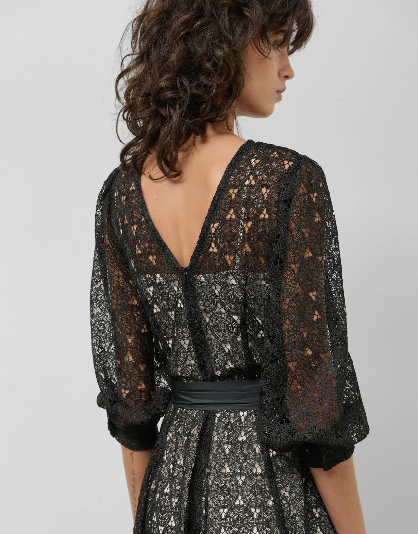 Vestido midi manga larga guipur negro