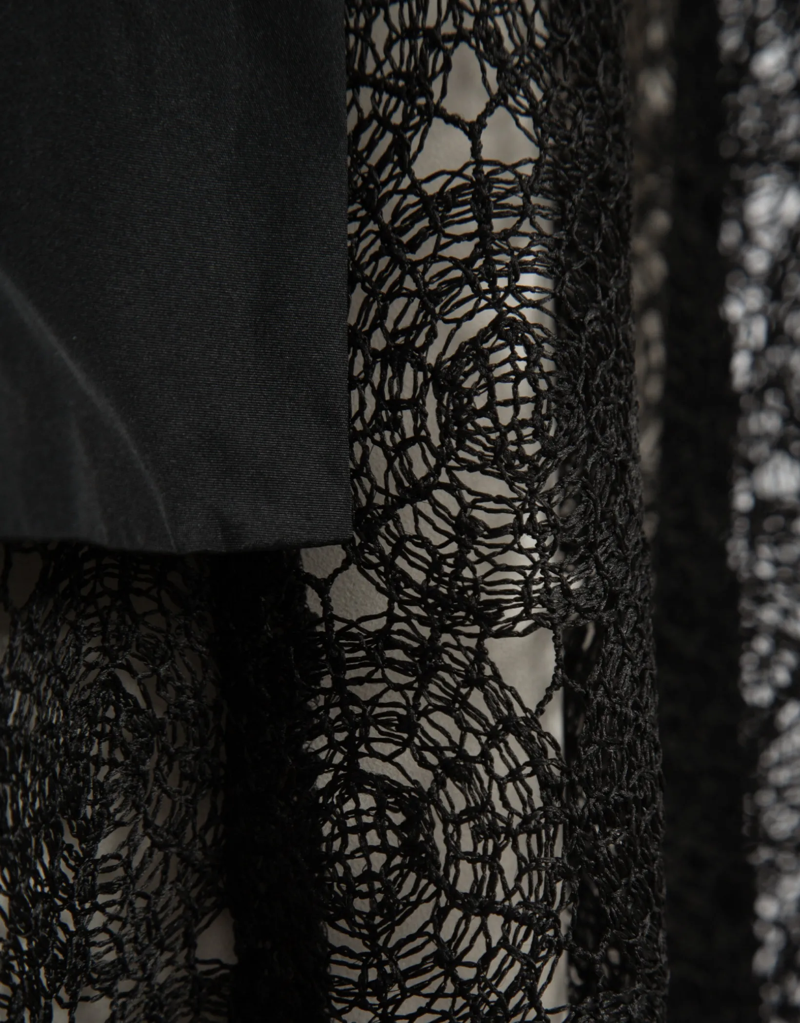 Vestido midi manga larga guipur negro