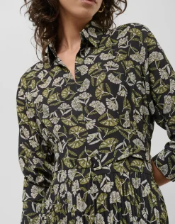 Vestido midi plisado negro estampado hojas tonos verdes