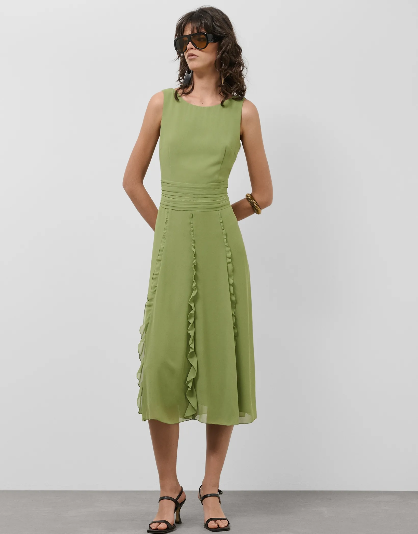Vestido midi sin mangas con volantes en crepe georgette verde