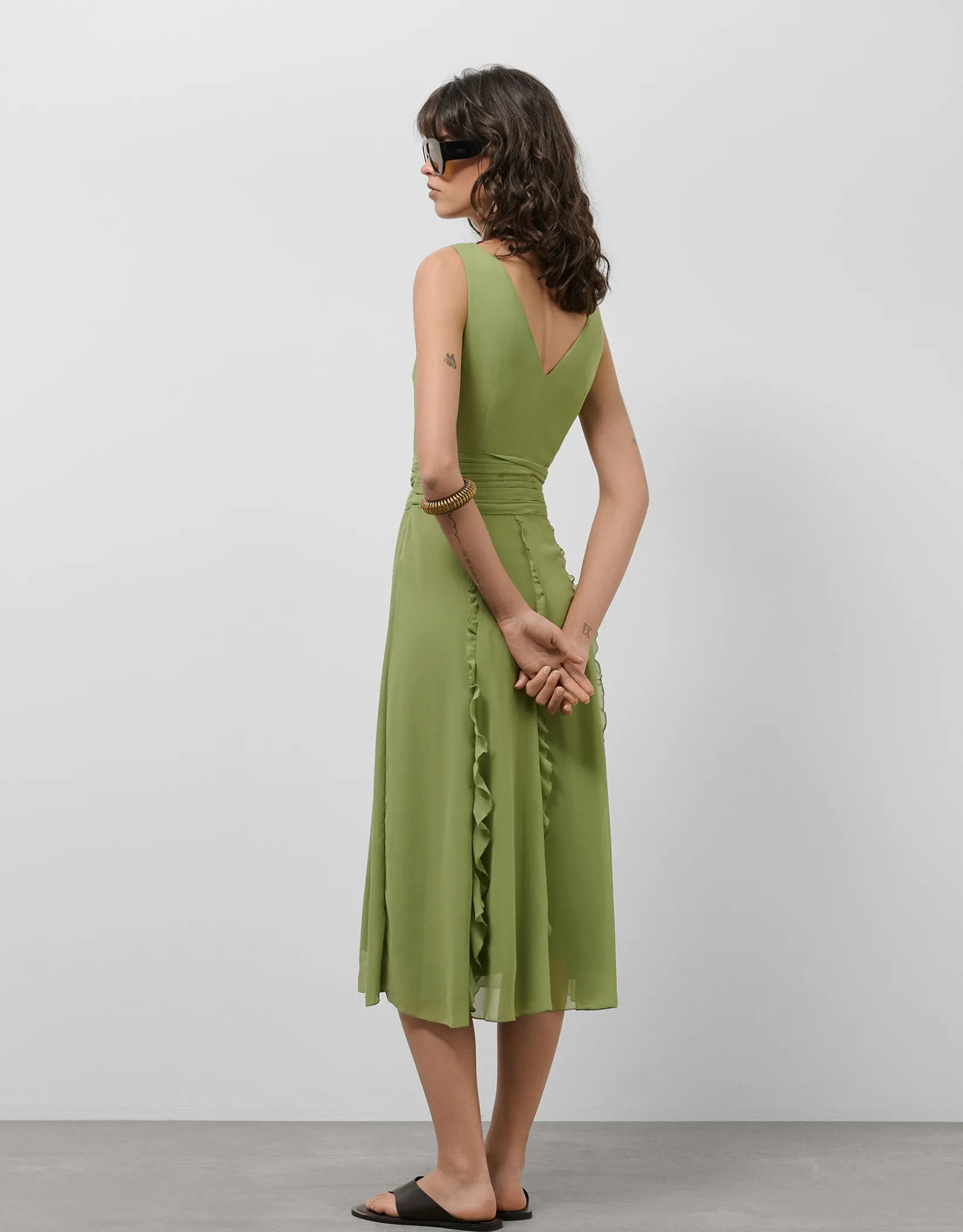 Vestido midi sin mangas con volantes en crepe georgette verde
