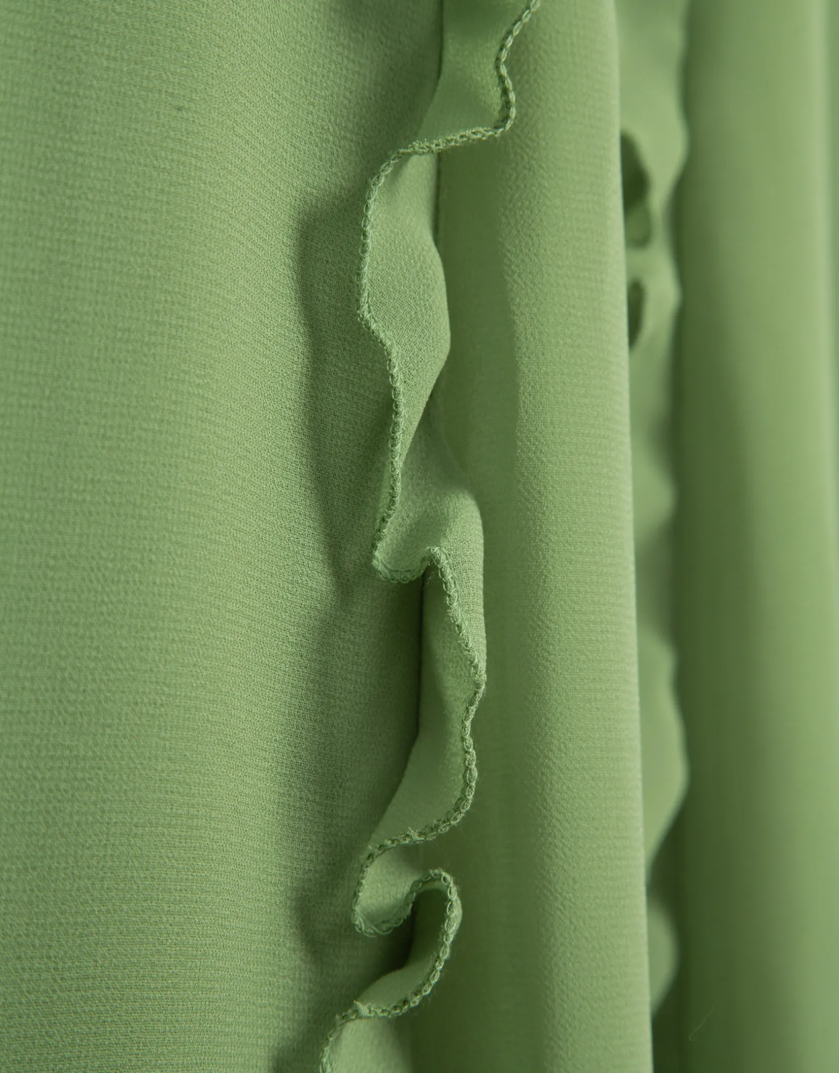 Vestido midi sin mangas con volantes en crepe georgette verde