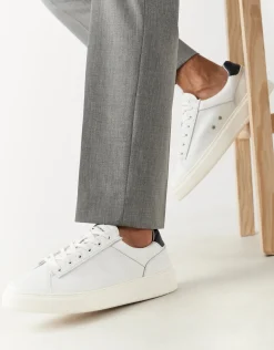 Zapatilla deportiva blanca talón azul