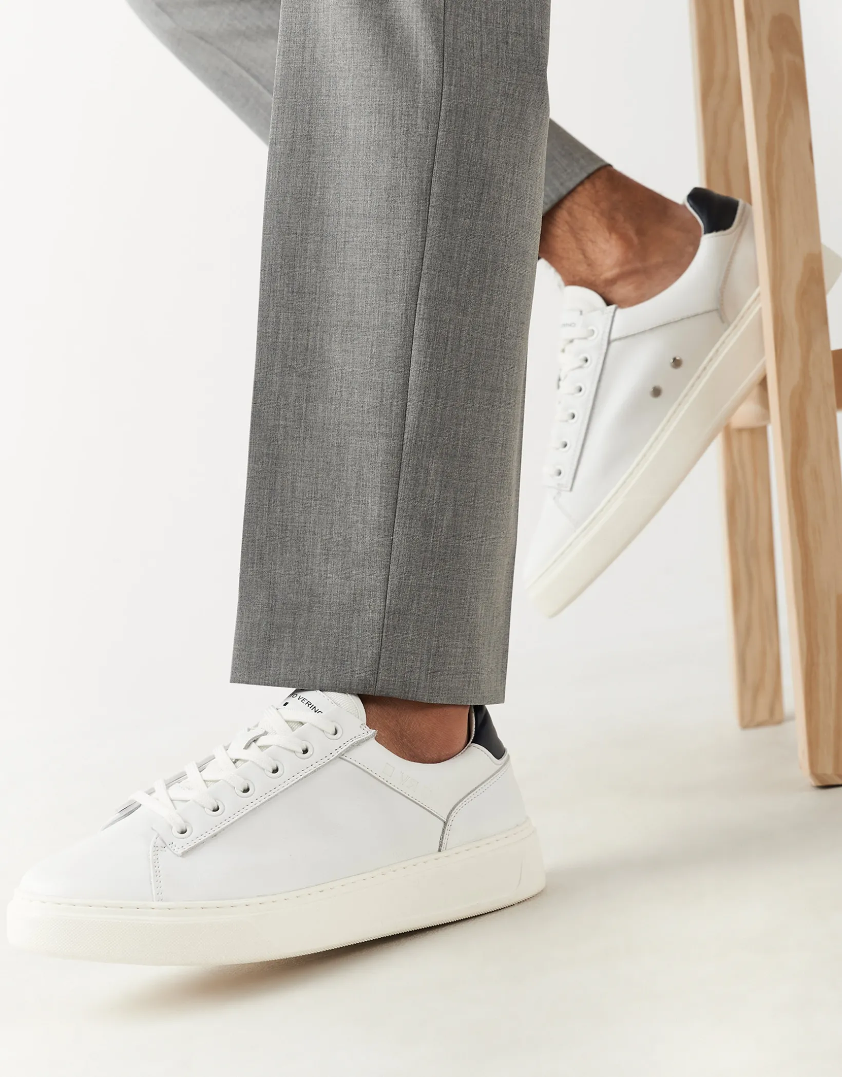 Zapatilla deportiva blanca talón azul