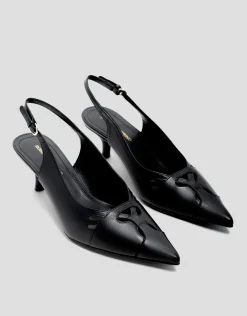 Zapato salón destalonado piel negra con cortes