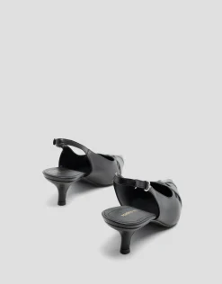 Zapato salón destalonado piel negra con cortes