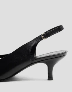 Zapato salón destalonado piel negra con cortes